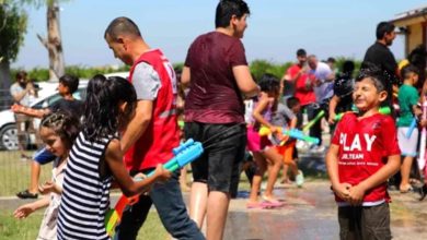Adana’da hava sıcaklığı 42 dereceyi görünce çocuklar böyle serinledi